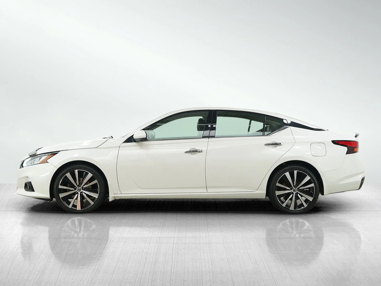 Used 2019 Nissan Altima Platinum with VIN 1N4BL4FW8KN315515 for sale in Wayzata, Minnesota