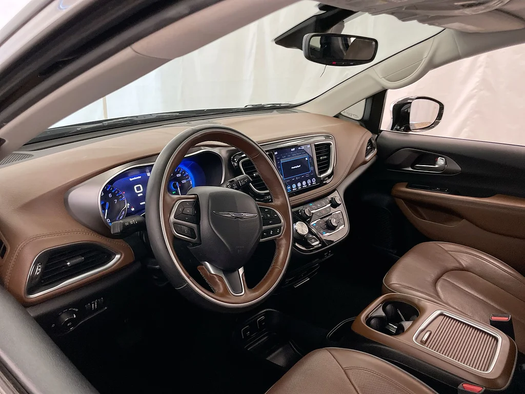 Used 2019 Brilliant Black Crystal Pearl Coat Chrysler Limited image 10