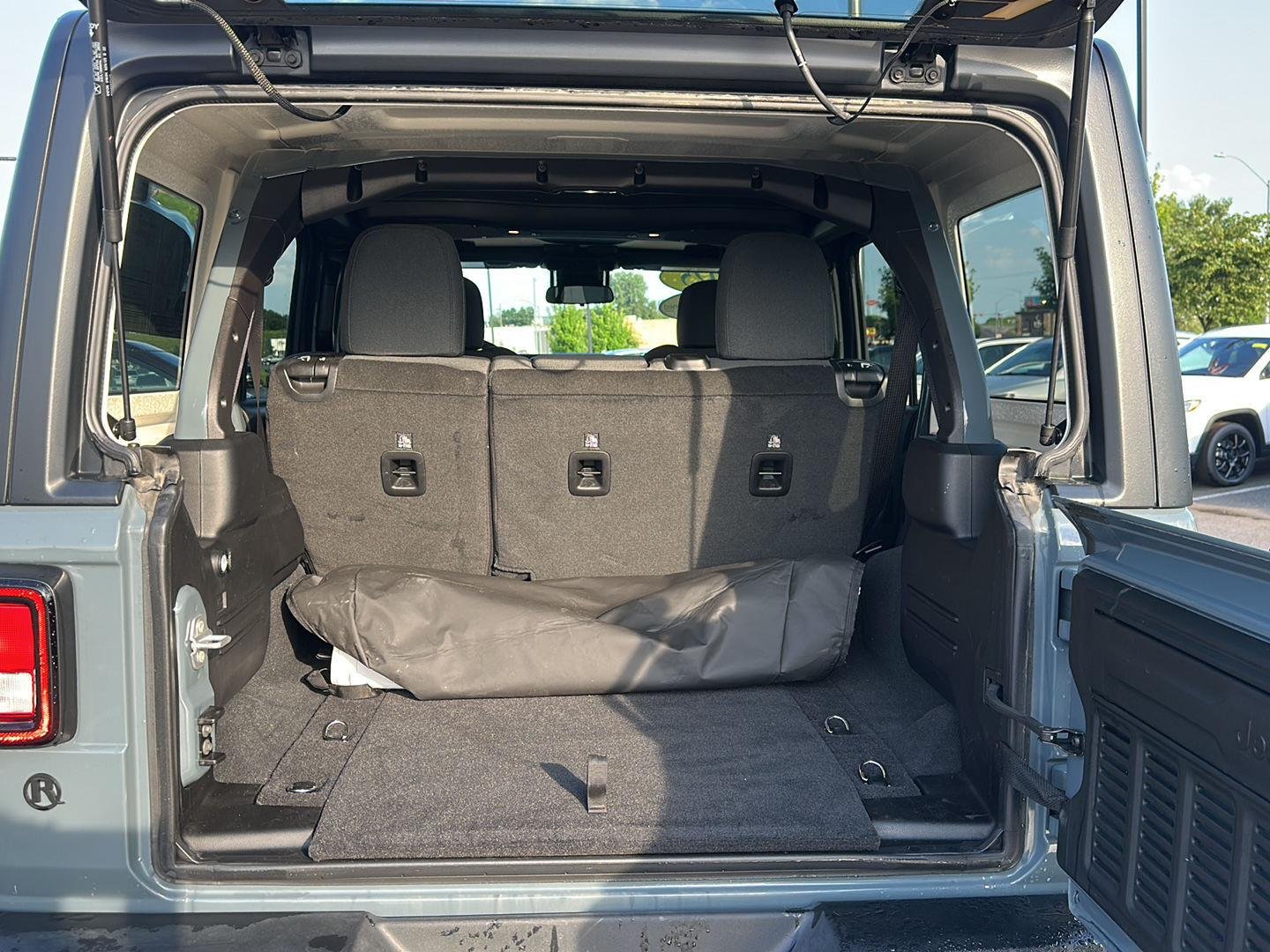 Used 2025 Anvil Clearcoat Jeep Sport S image 29