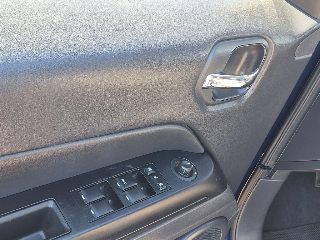 Used 2012 True Blue Pearlcoat Jeep Latitude image 11