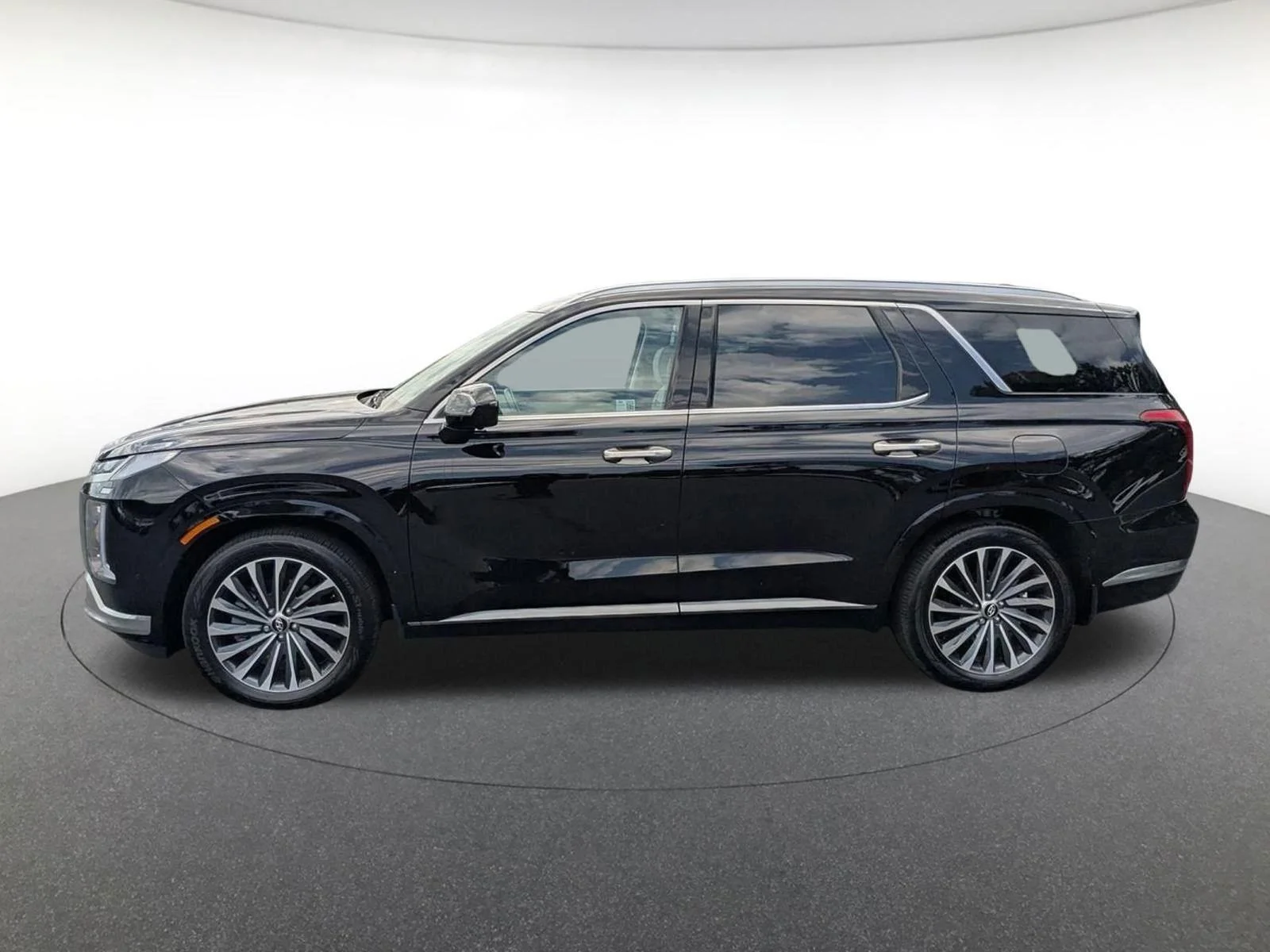 Used 2025 Abyss Black Pearl Hyundai Calligraphy image 8