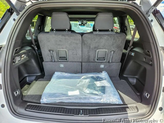 New 2026 Bright White Clear-Coat Exterior Paint Jeep Laredo image 23
