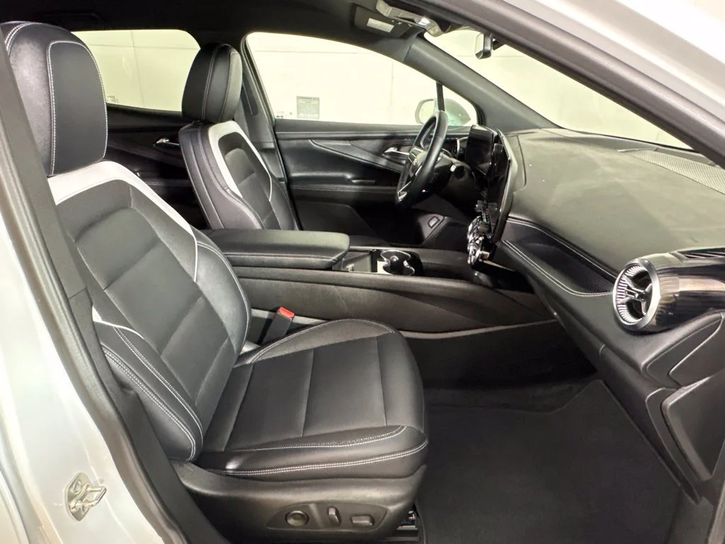 Used 2024 Summit White Chevrolet LT image 24
