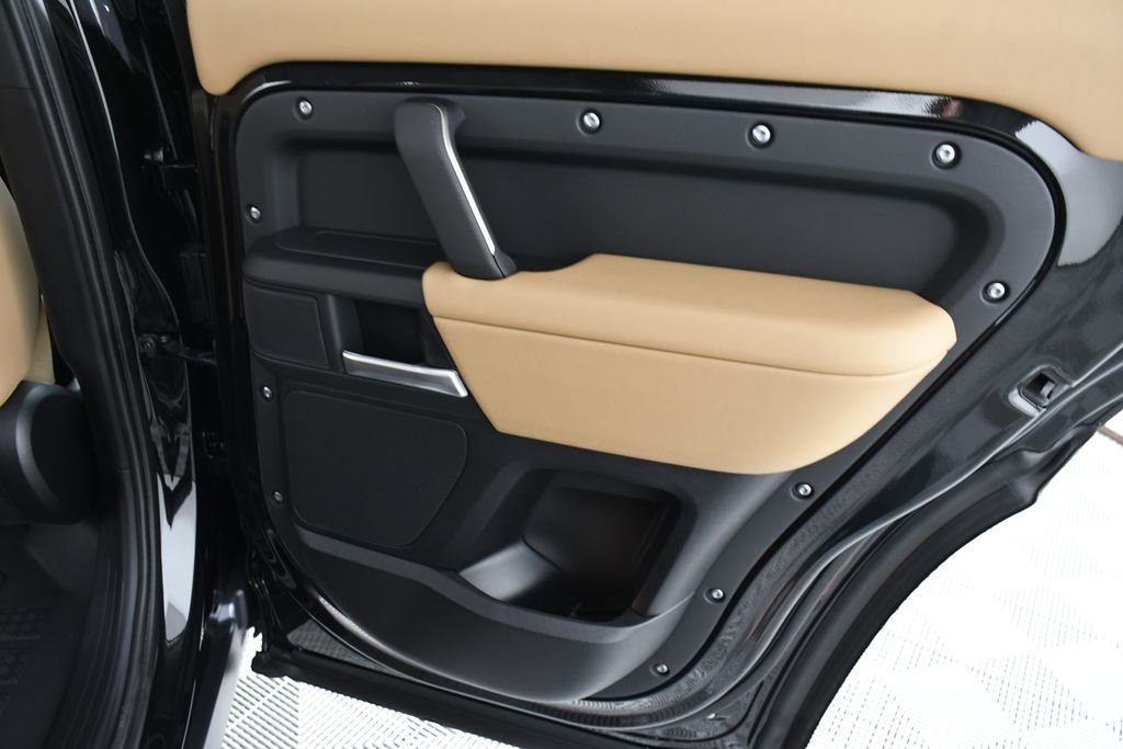 New 2026 Santorini Blk Land Rover S image 21