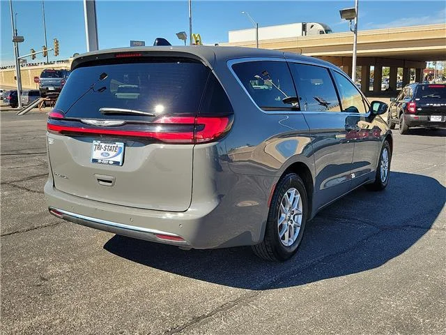 Used 2025 Gray Chrysler Select Front-Wheel Drive Passenger image 4