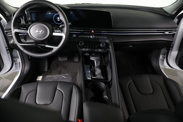 2025 Hyundai Elantra Limited - Photo 23