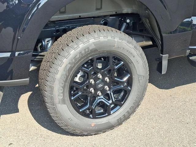 New 2026 Agate Black Metallic Ford XLT image 5