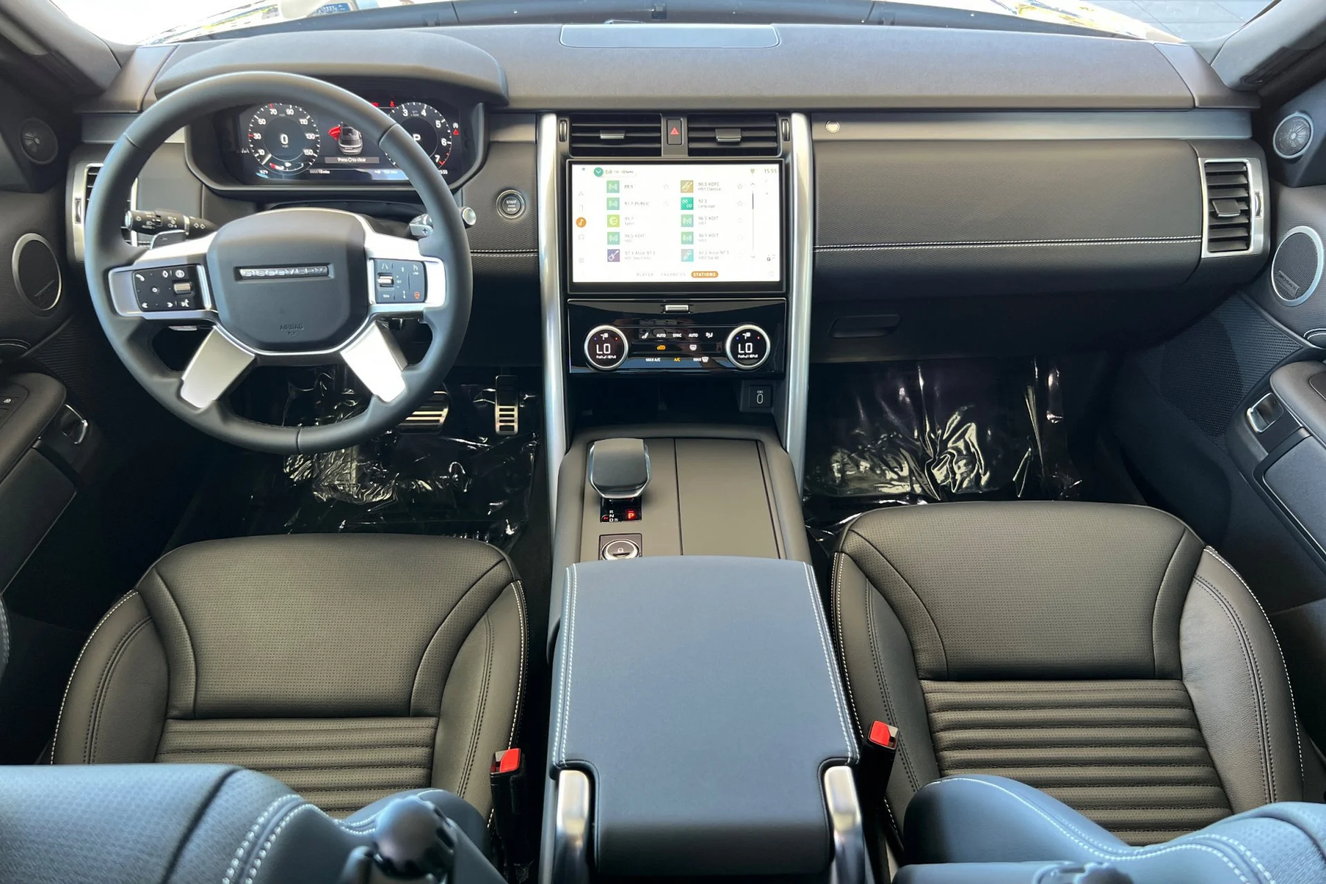 New 2026 Santorini Black Land Rover Dynamic SE image 3