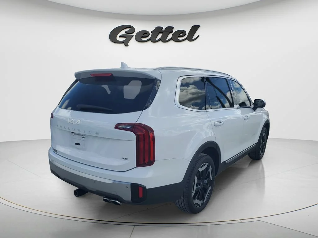 Used 2023 White Kia S image 3