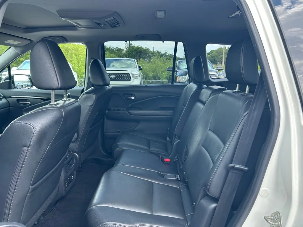 Used 2017  Honda Touring image 20