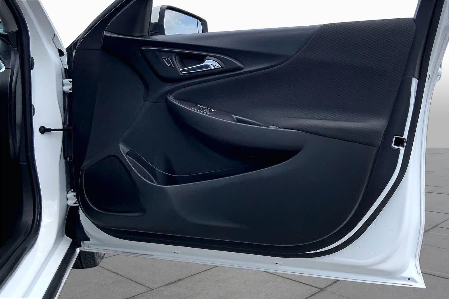 Used 2022 Summit White Chevrolet RS image 22