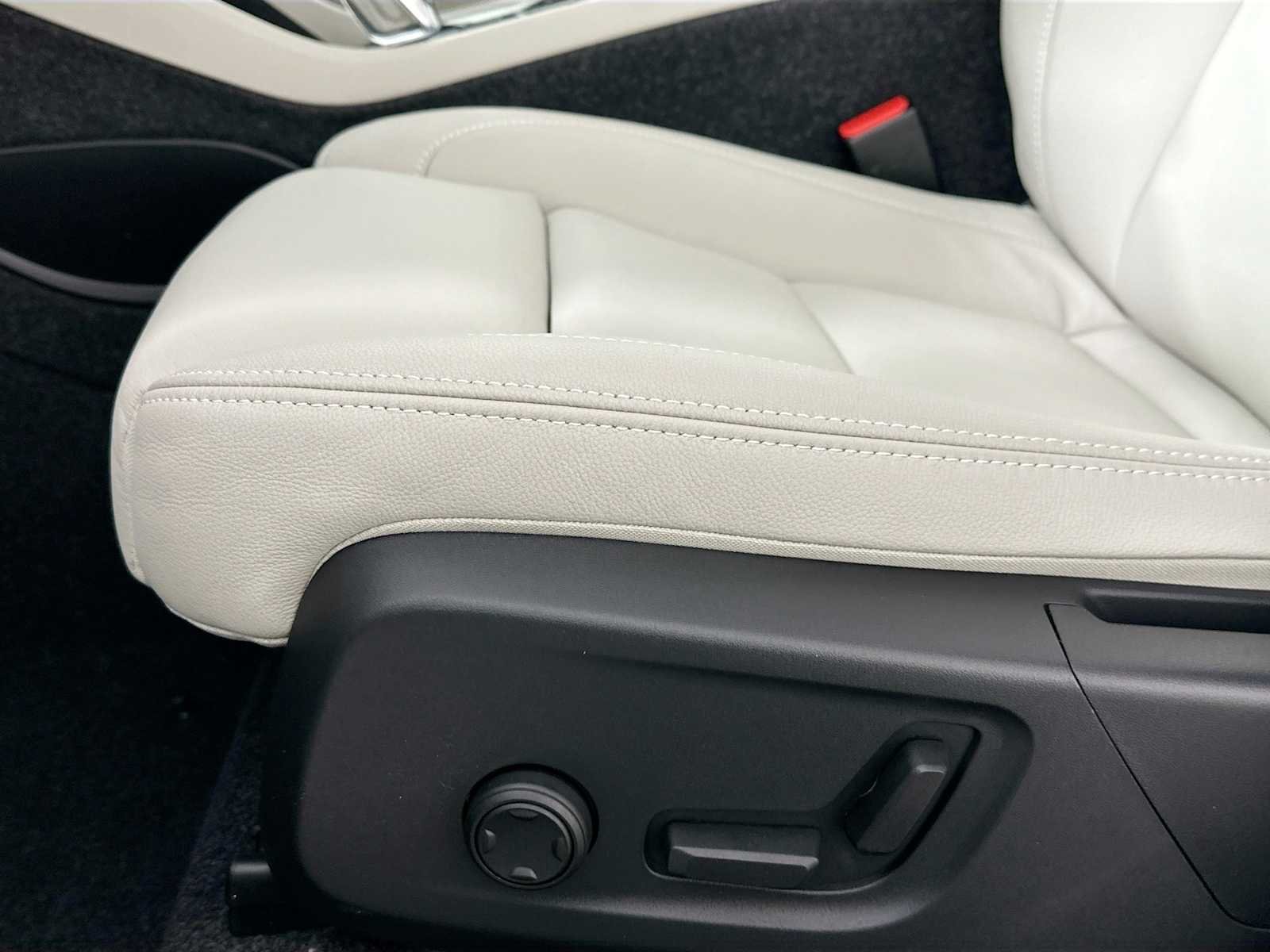2025 Volvo XC40 Plus - Photo 15