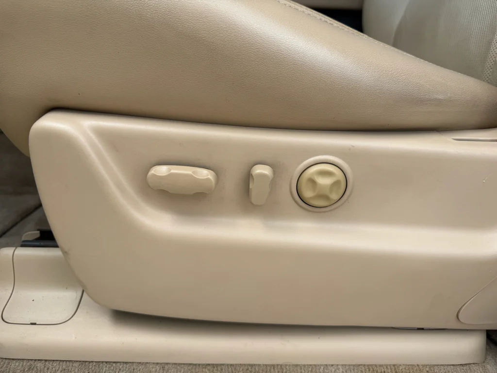 Used 2013 White Diamond Tricoat Cadillac Luxury image 24