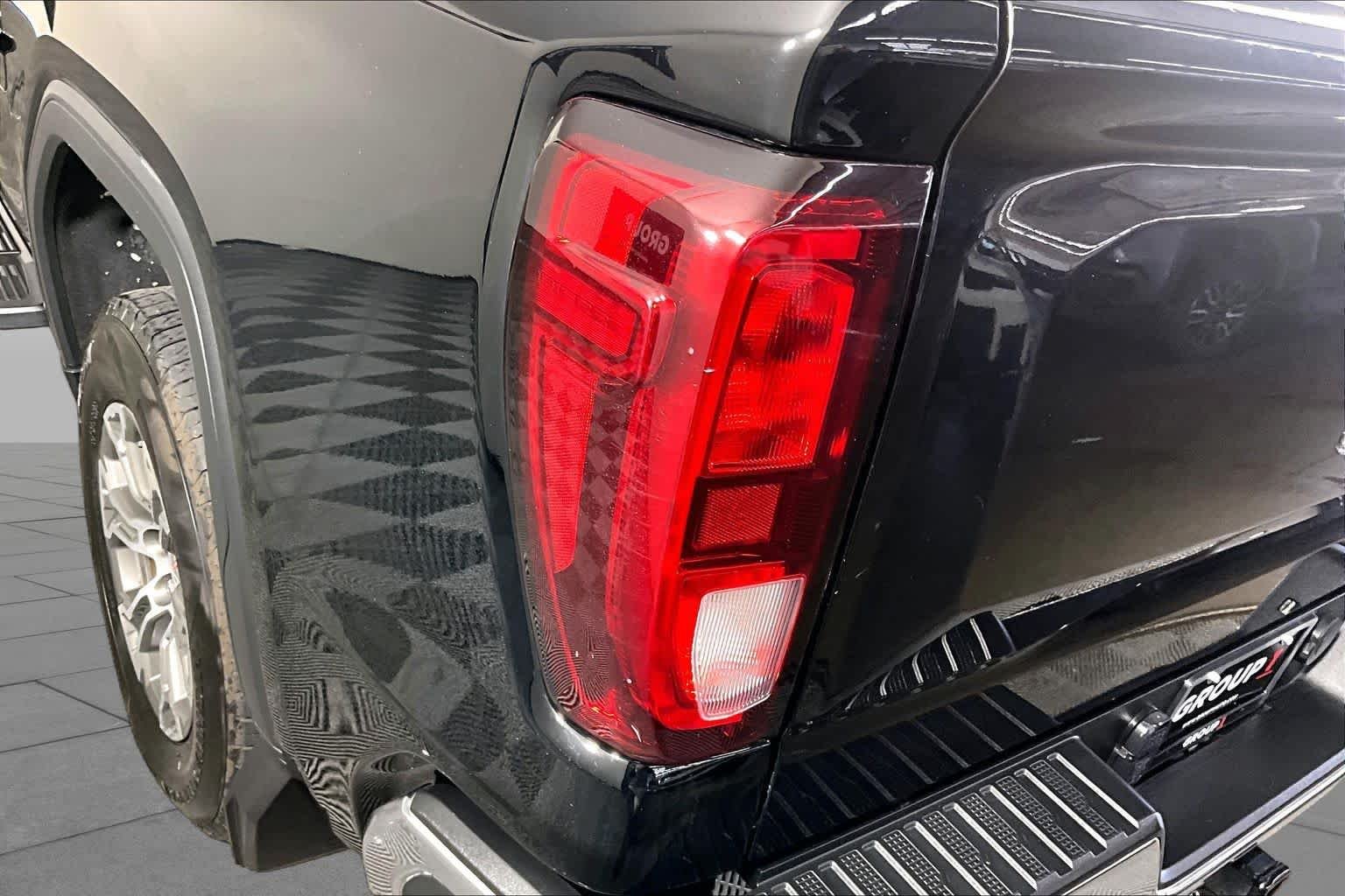 Used 2020 Onyx Black GMC SLE image 28