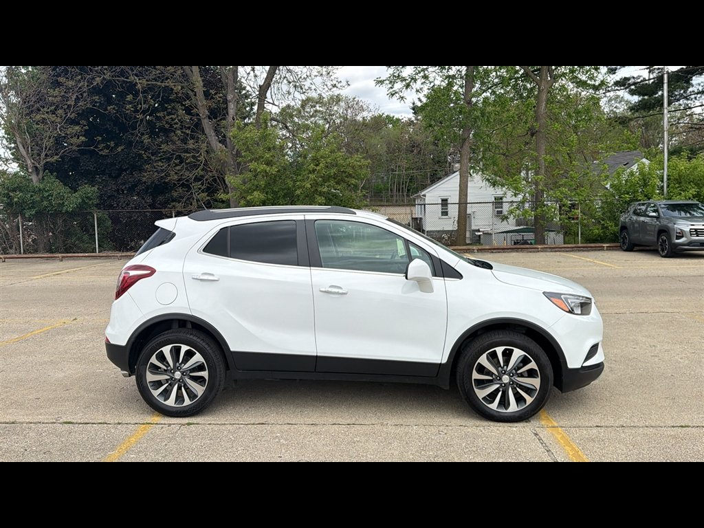 Used 2022 Summit White Buick Preferred image 6