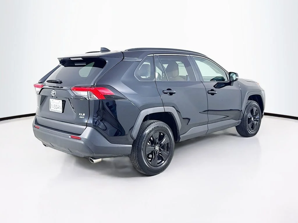 Used 2025  Toyota XLE image 7