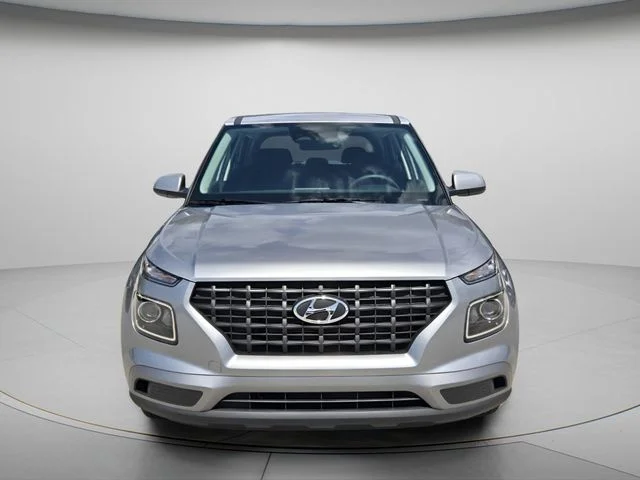 Used 2025 Silver Hyundai SE image 4