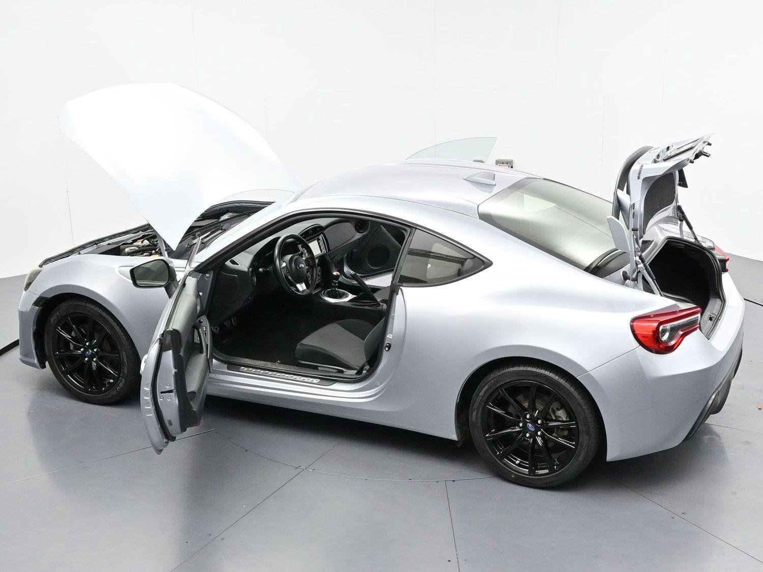 Used 2018  Subaru Premium image 32