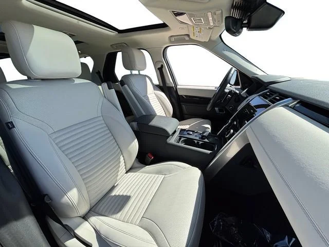 Used 2025  Land Rover S image 17