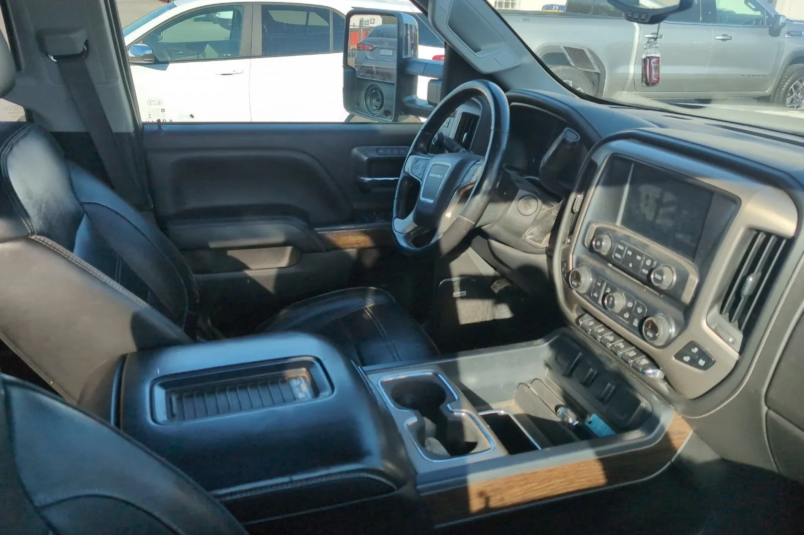 Used 2018 Onyx Black GMC Denali image 4