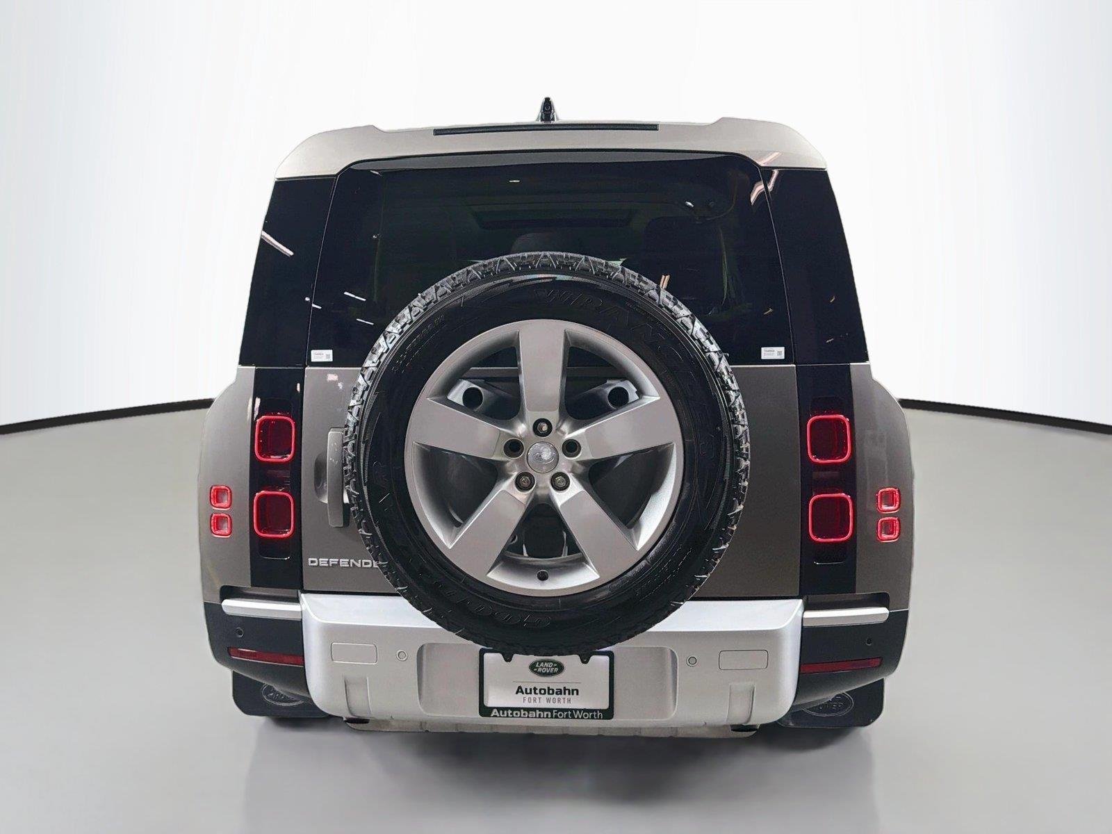Used 2024 Silicon Silver Land Rover S image 6