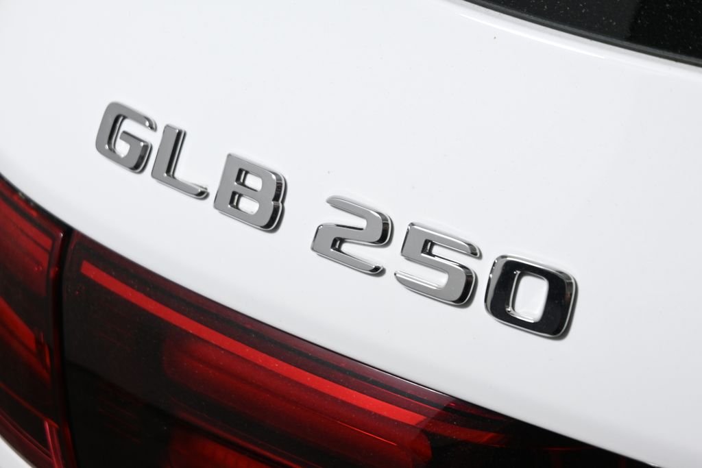 Used 2026 Polar White Mercedes-Benz GLB 250 image 37