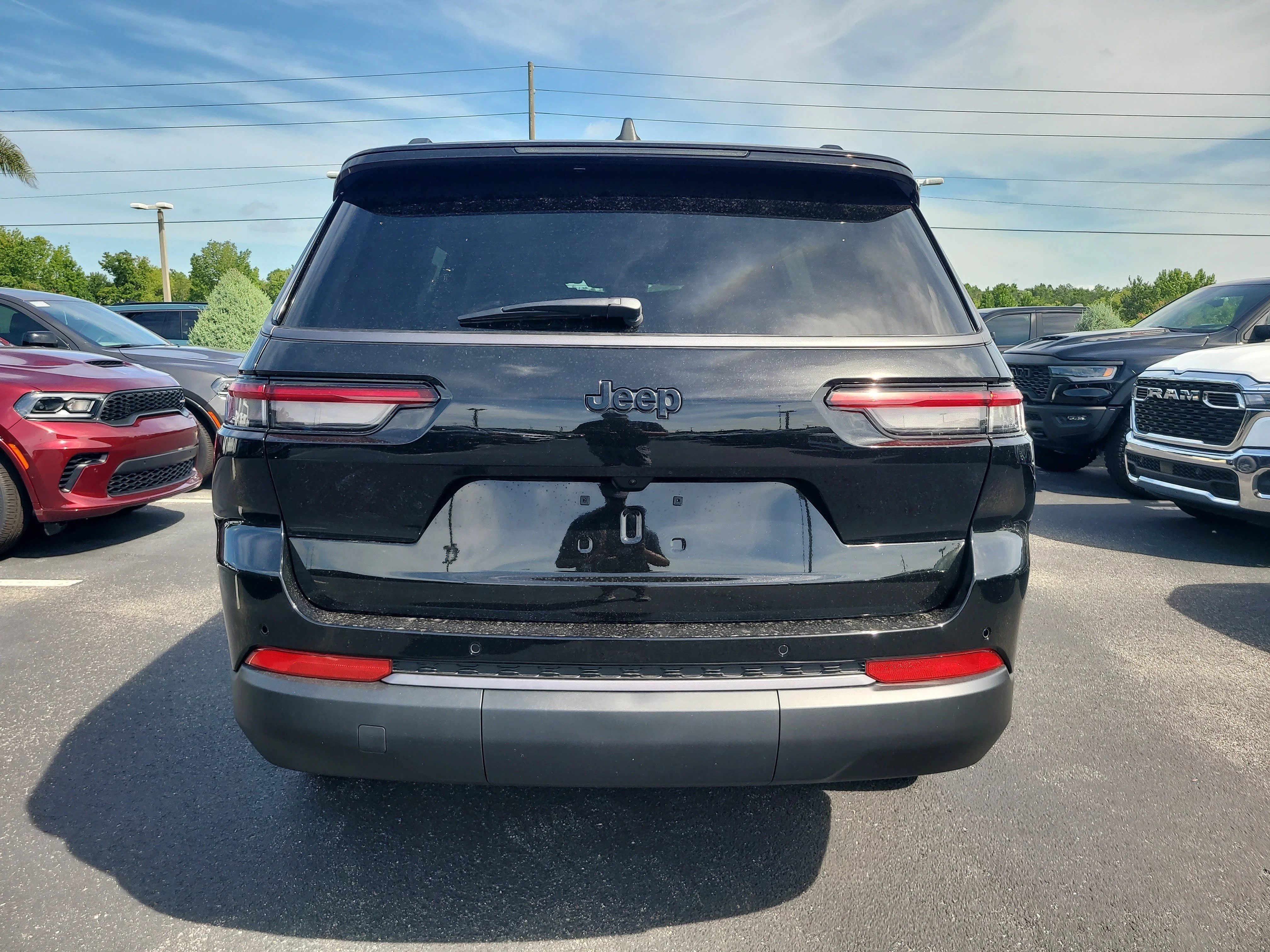 New 2026 Diamond Black Crystal Pearlcoat Jeep Laredo Altitude image 7