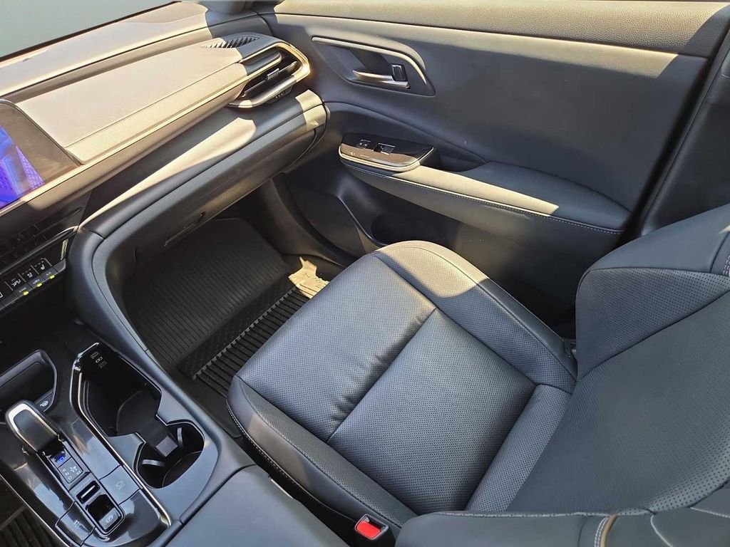 Certified Used 2024  Toyota Platinum image 15