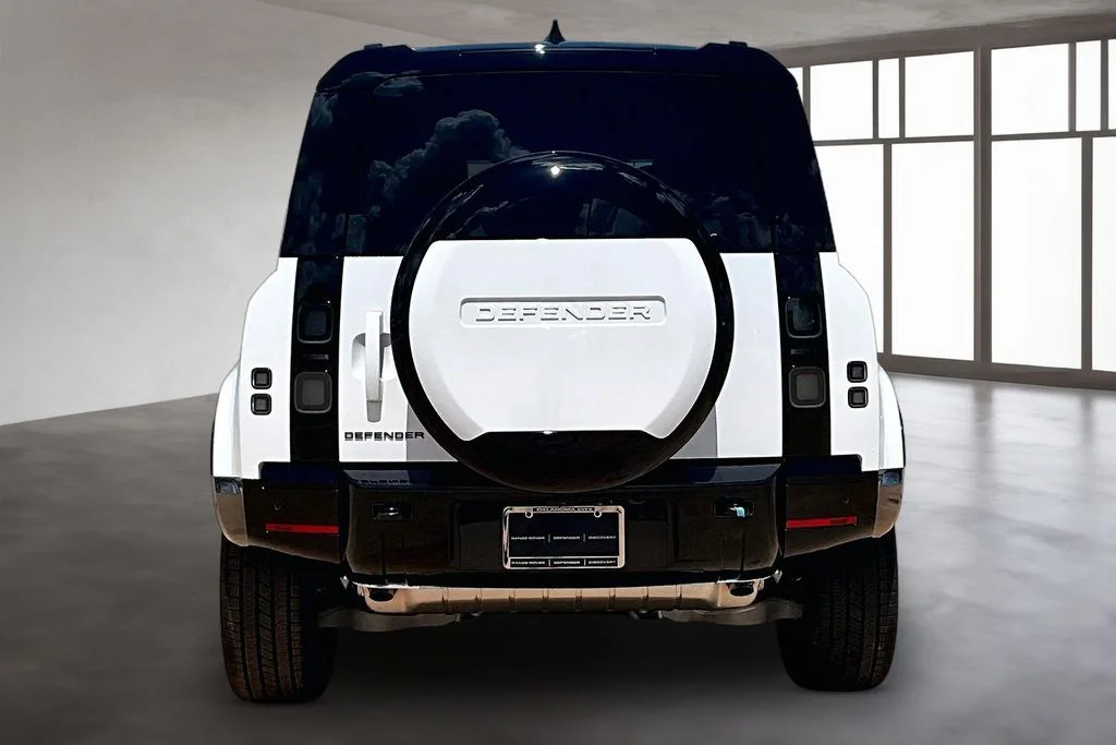New 2026 White Land Rover X-Dynamic SE image 4