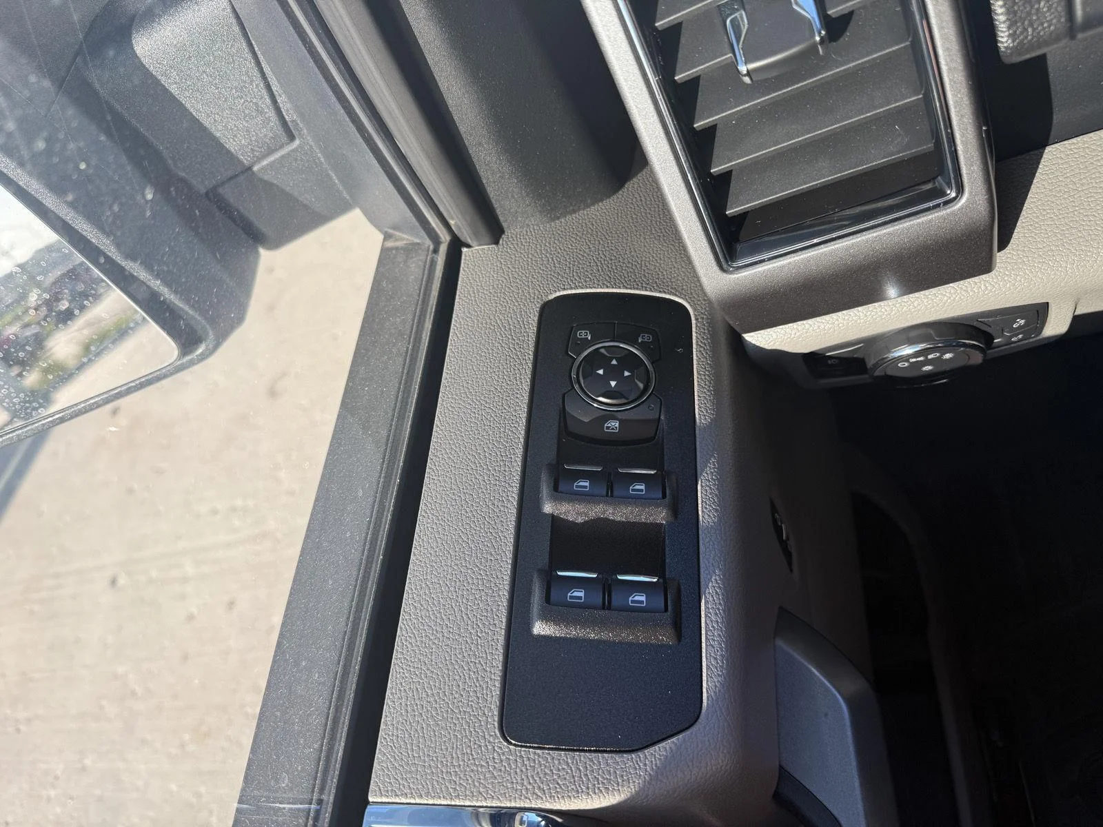 Used 2019 Oxford White Ford XLT image 17