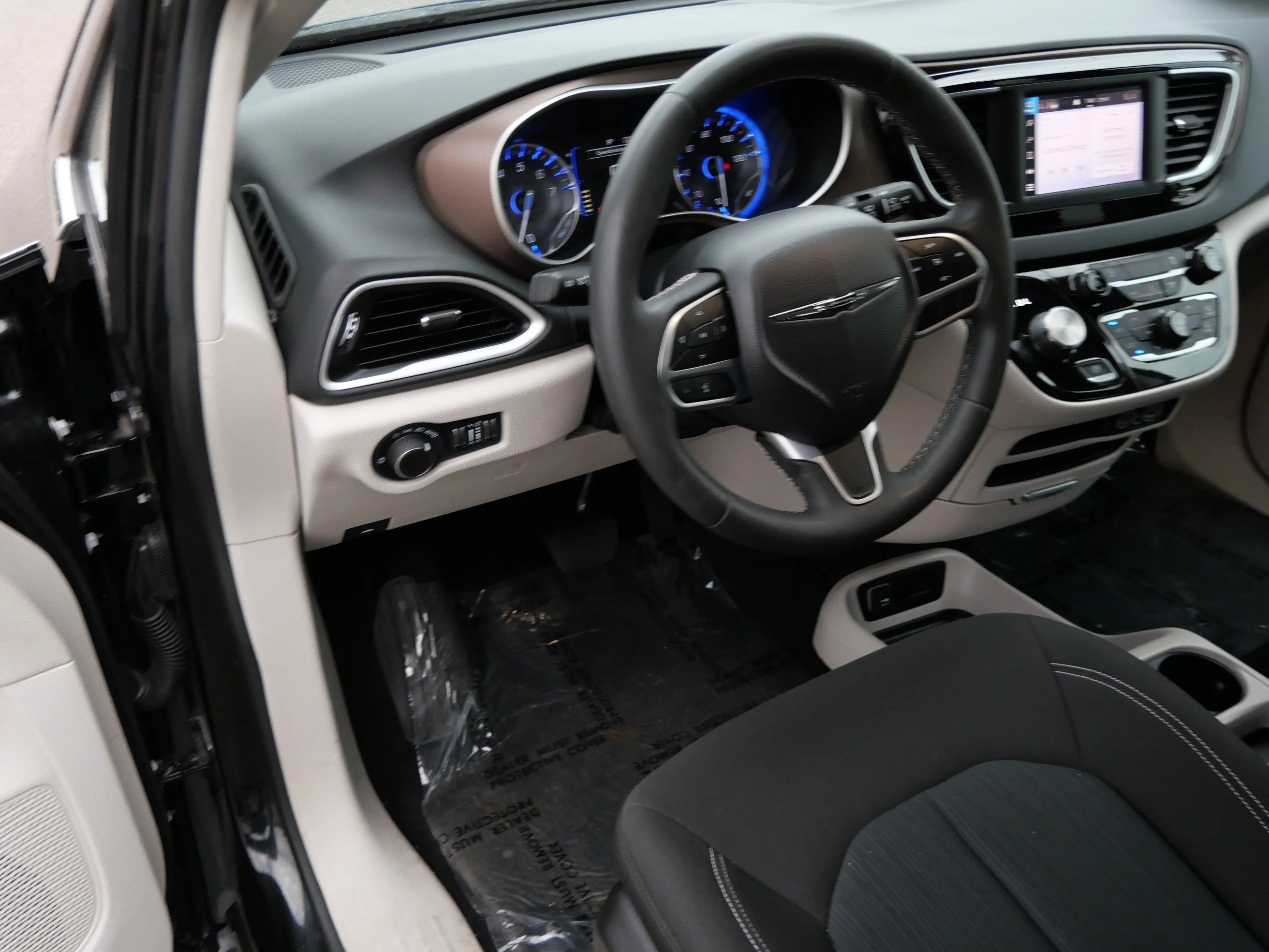Used 2024 Brilliant Black Crystal Pearlcoat Chrysler LX image 19