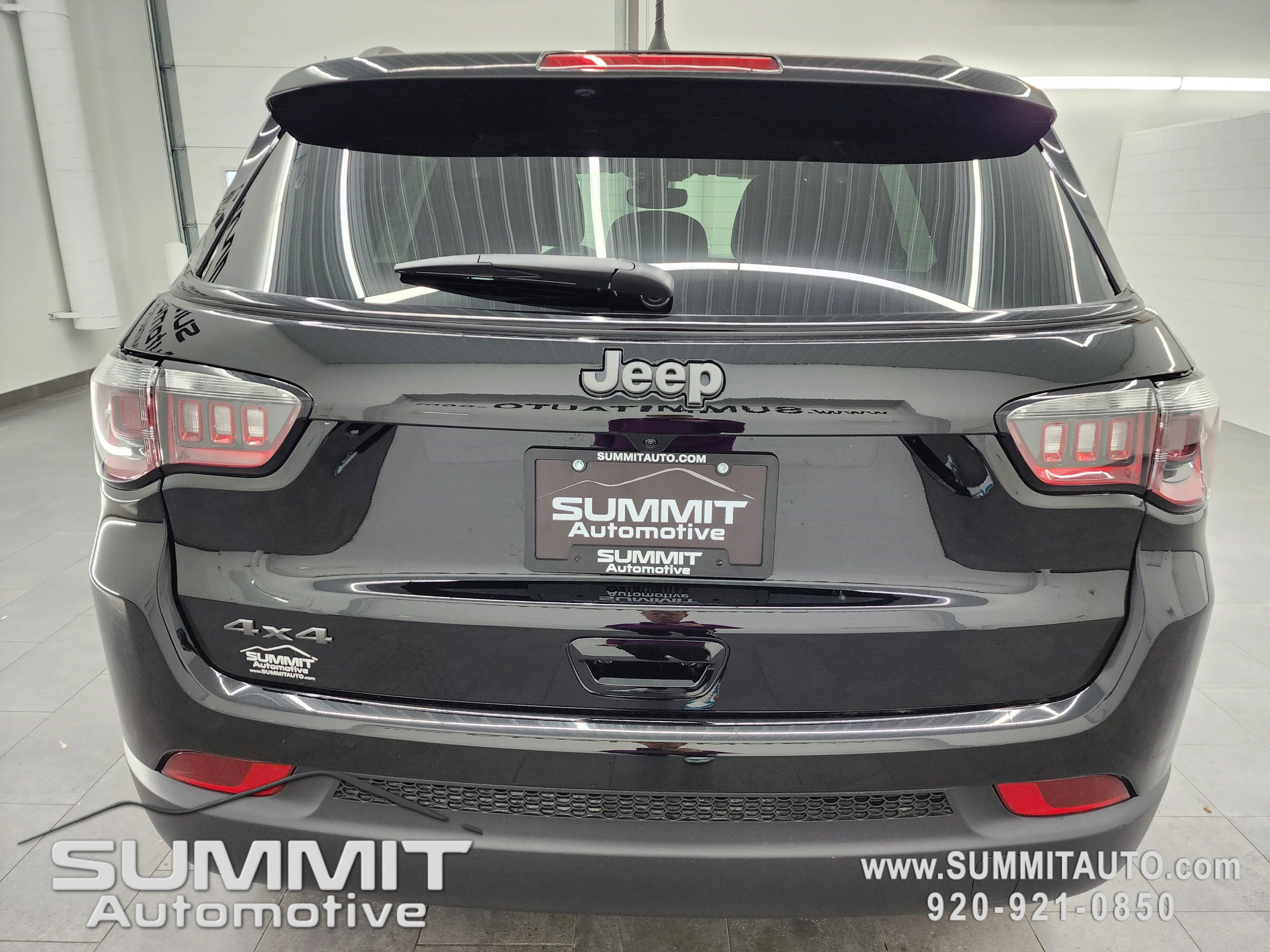 New 2026 Diamond Black Crystal Pearlcoat Jeep Latitude image 27