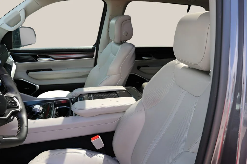 Used 2024 Gray Jeep Base image 12