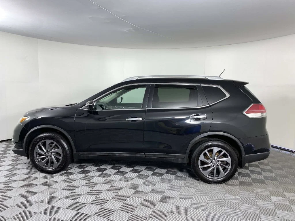 Used 2016 Black Nissan SL image 5