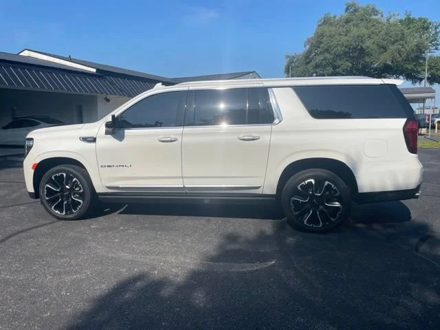 Used 2022 White Frost Tricoat GMC Denali image 8