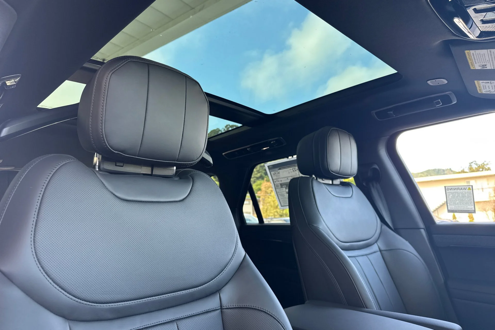 New 2026 Santorini Black Land Rover Dynamic SE image 19