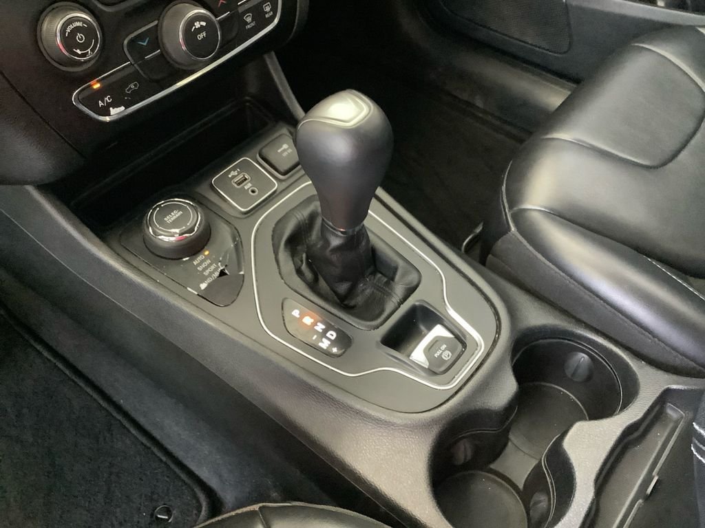 Used 2021 White Jeep Latitude Plus image 23