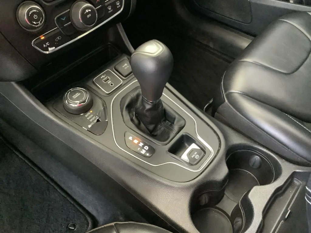 Used 2021 White Jeep Latitude Plus image 23