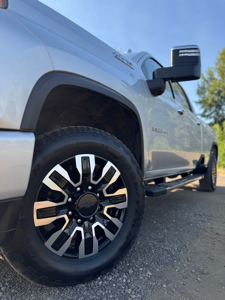 Used 2022 Silver Ice Metallic Chevrolet High Country image 64