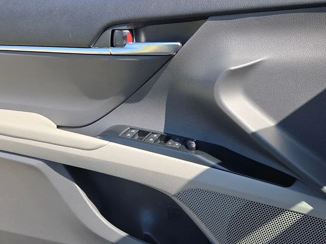 Used 2018 Silver Toyota LE image 26