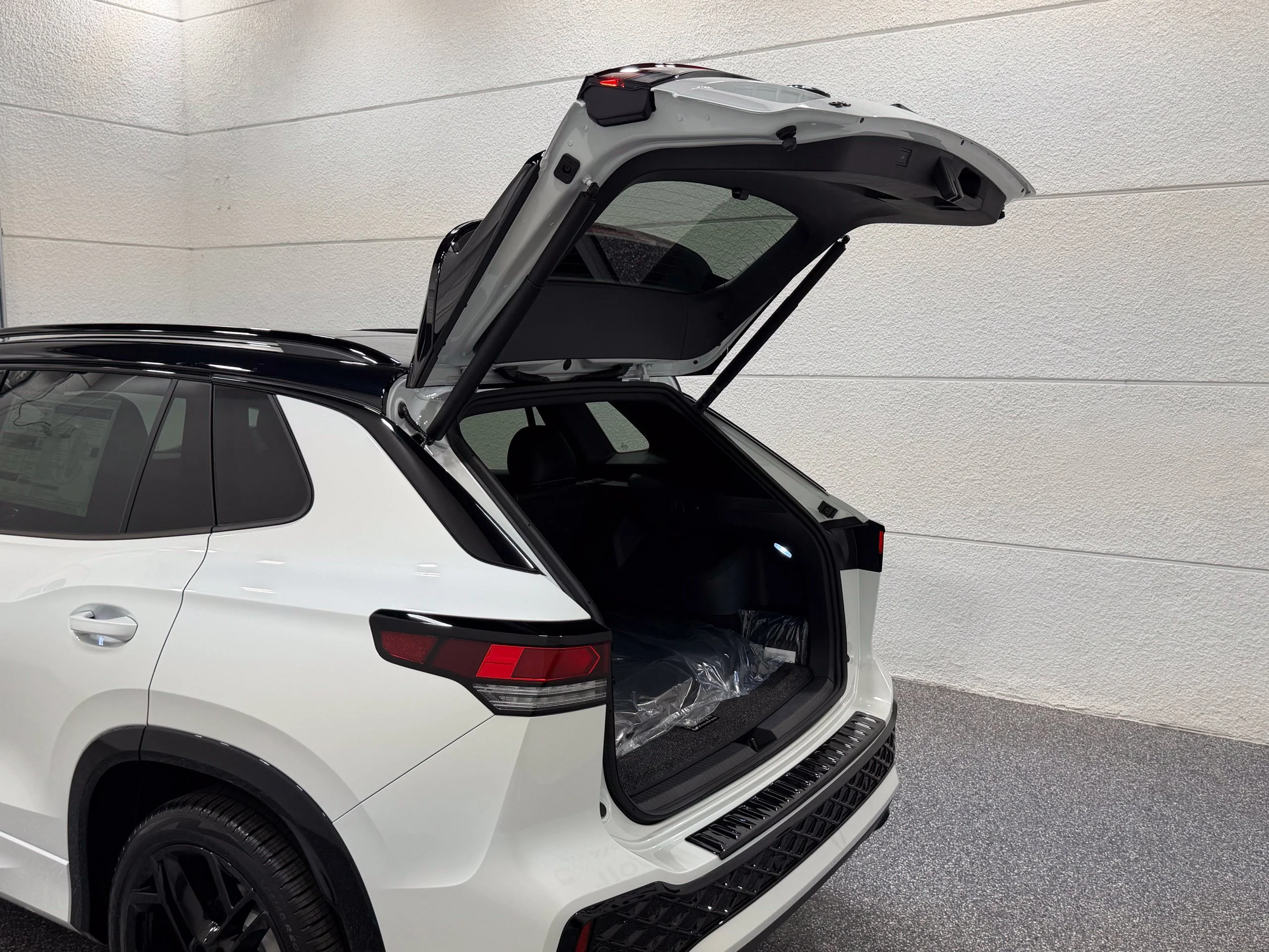 New 2026 White Volkswagen SE R-Line Black image 25