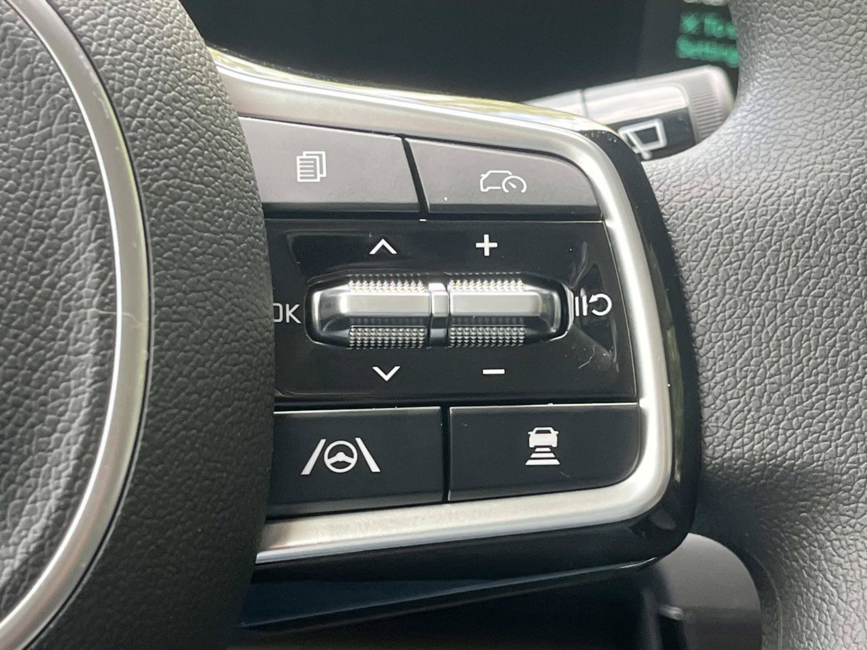 New 2026 Snow White Pearl Kia LX image 25