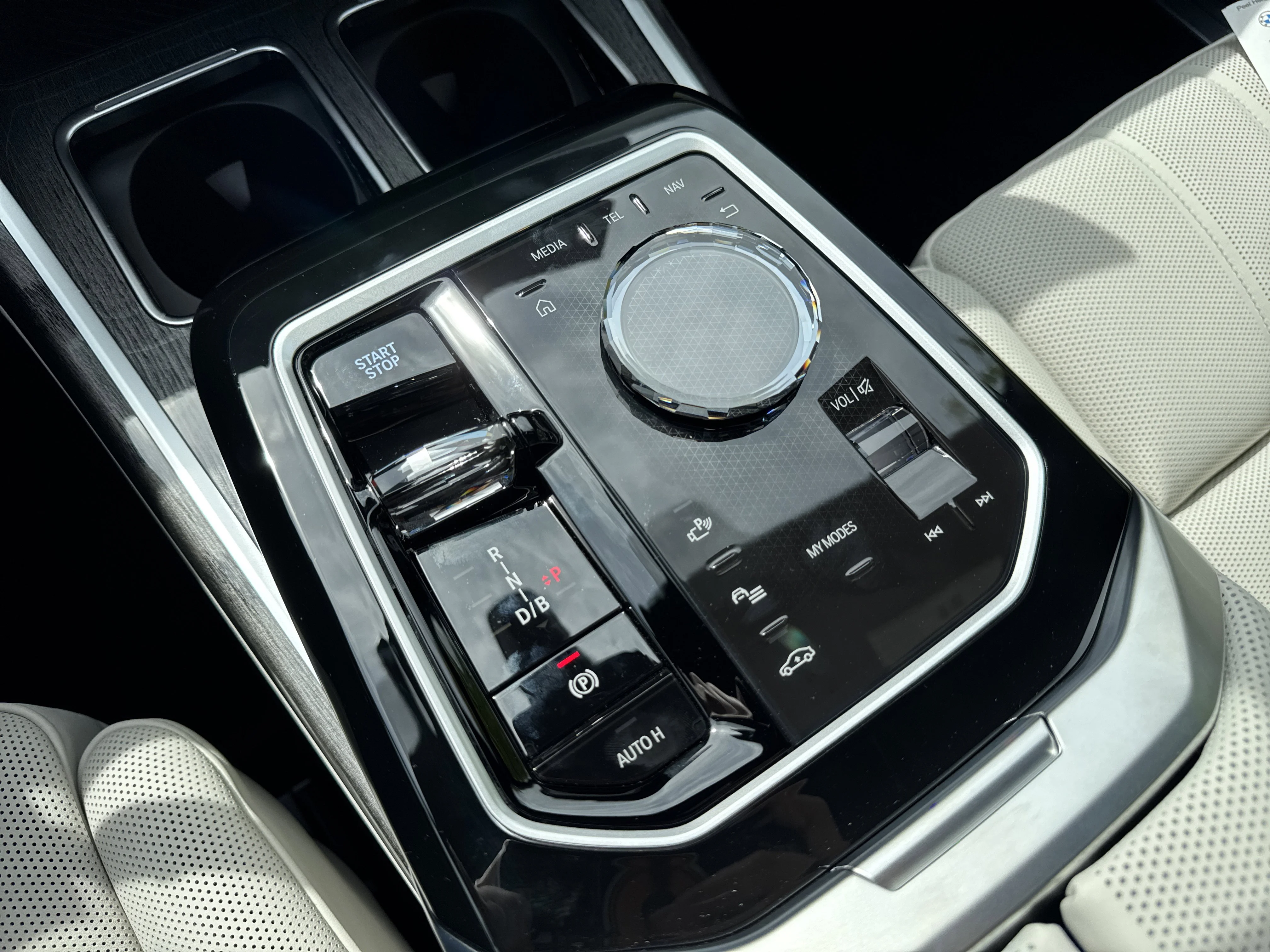 New 2026 MINERAL WHITE BMW xDrive60 image 17