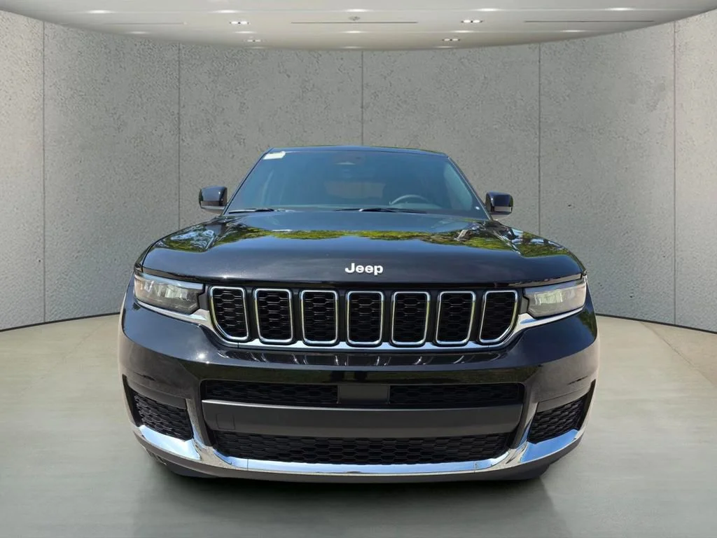 New 2026 Diamond Black Crystal Pearl-Coat Exterior Paint Jeep Laredo X image 2