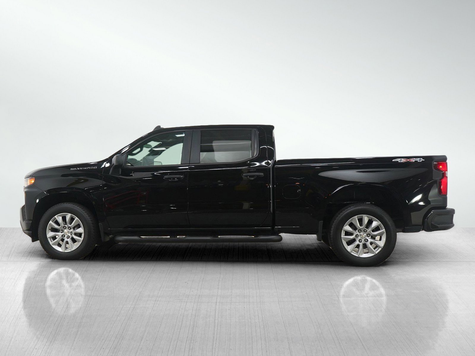 Used 2021 Chevrolet Silverado 1500 Custom with VIN 1GCUYBEF1MZ441897 for sale in Roseville, Minnesota