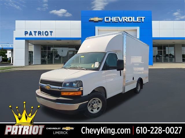 Summit White 2025 Chevrolet Express Chassis 3500 Cutaway 139 Van Rear-Wheel Drive