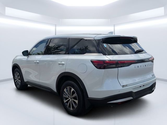 New 2027 RADIANT WHITE INFINITI Pure FWD image 5