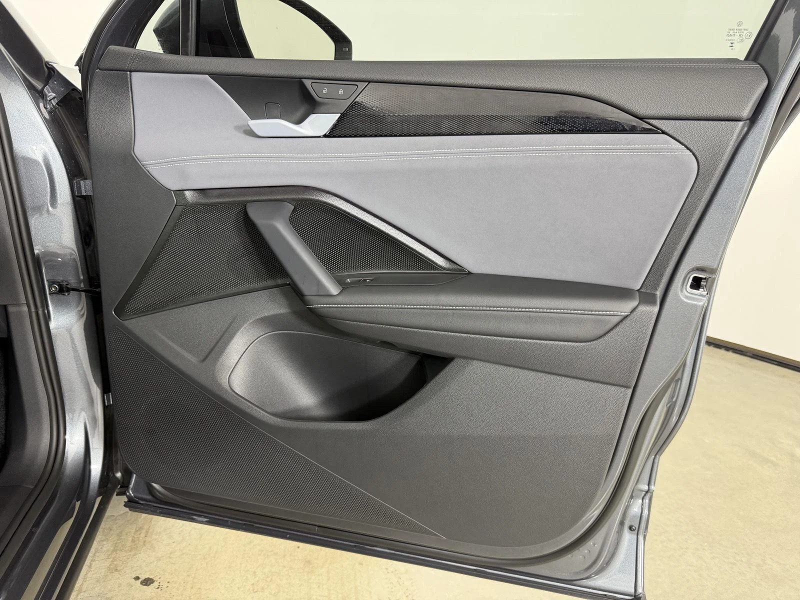 New 2026 Platinum Gray Metallic Volkswagen SE image 15