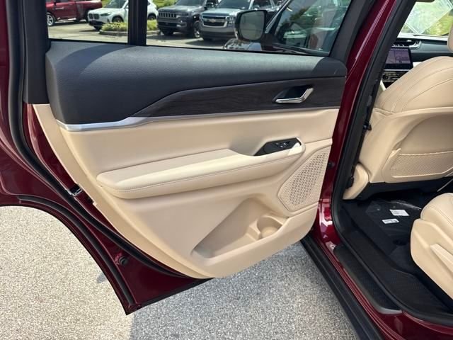 New 2025 Velvet Red Pearl-Coat Exterior Paint Jeep Limited image 21