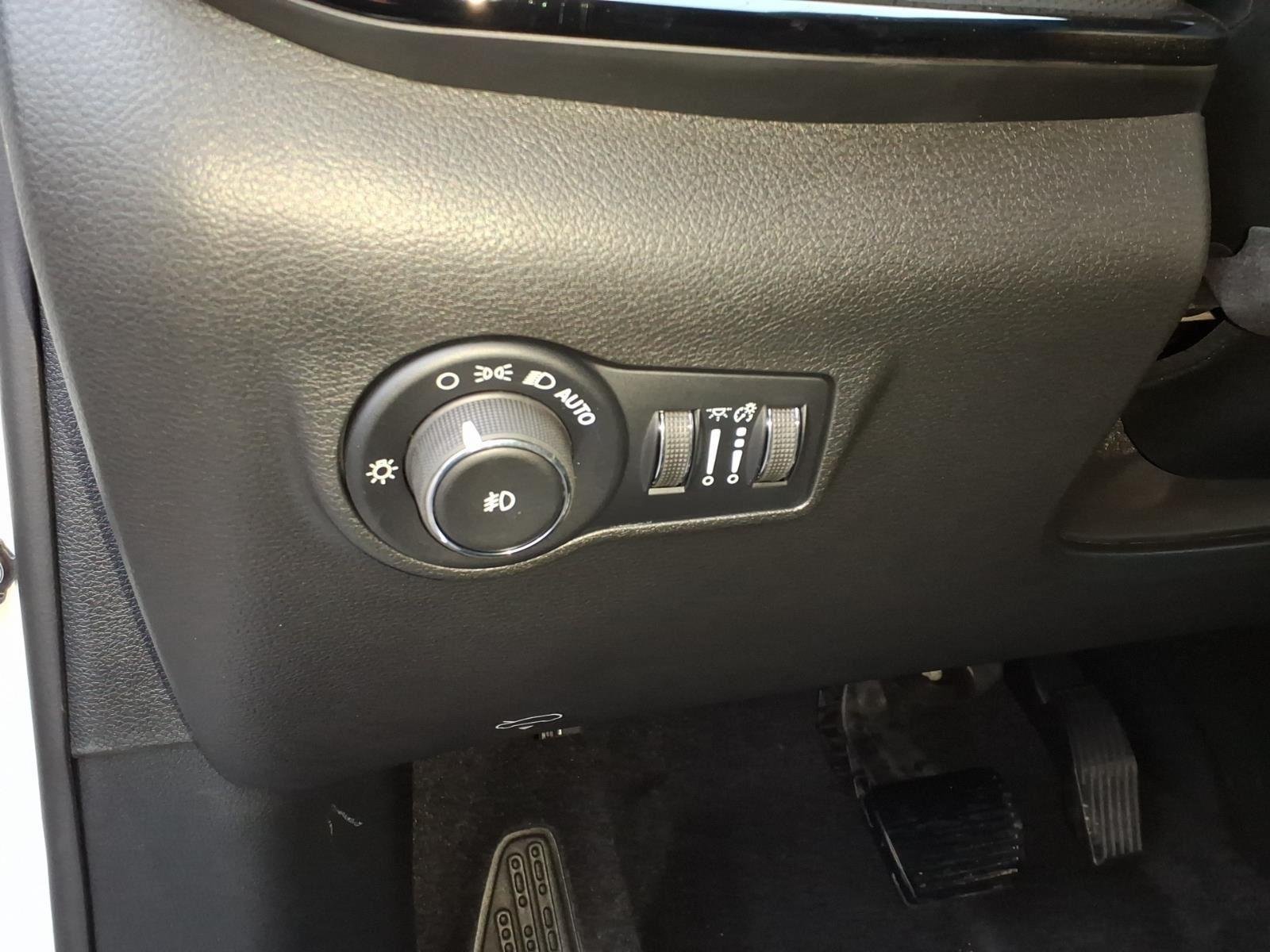 New 2026 Bright White Clearcoat Jeep Latitude Altitude image 7